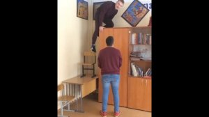Пацан упал со шкафа