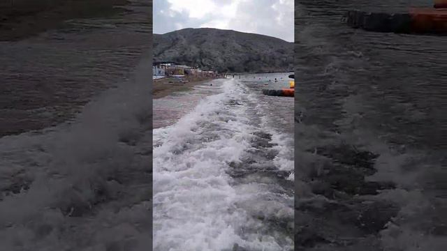 Красивые волны🌊 омывают берег Судака | в Крыму на Чёрном море