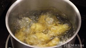 Жареная треска с луком и картошкой
