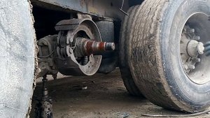 Выгрузка | Ремонт IVECO stralis | Прожигаем трубку с компрессора | Ставим колодки на прицеп KRONA