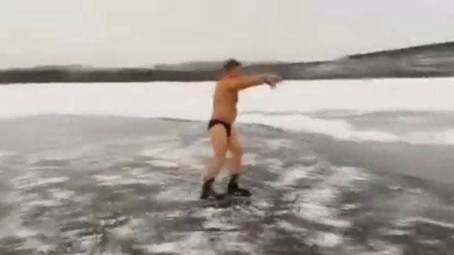 Мужчина исполнил эпичную композицию на льду и занырнул в Красное озеро в честь праздника Дня моржа смотреть онлайн