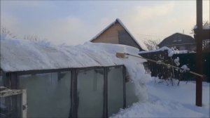 ЭТИМ СУПЕР СПОСОБОМ УБИРАЮ СНЕГ С ТЕПЛИЦЫ Очистка теплицы на даче от снега на зимней даче....