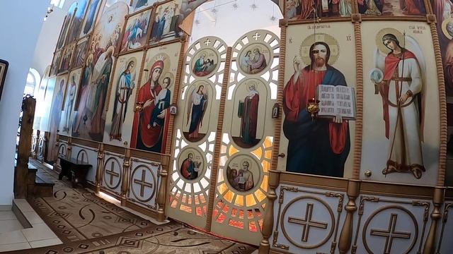 Дорогие братья и сестры! Божественная служба в храме Святой Троицы смотреть онлайн