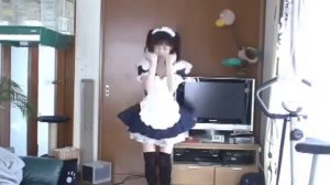 Японская школьница танцует под песенку.mp4