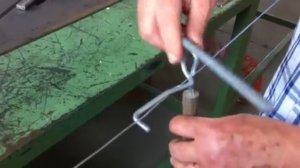 Использование натяжителя для шпалерной проволоки