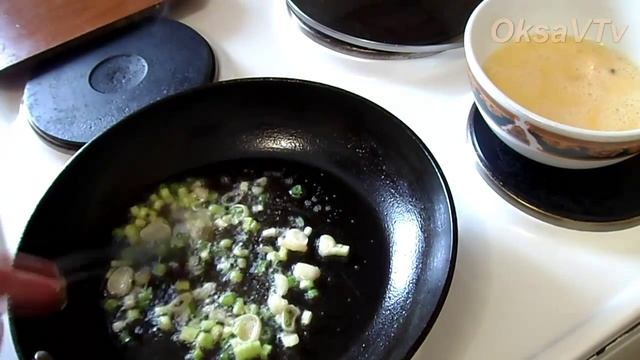 Омлет с сосисками и зеленым луком. Scrambled Eggs With Sausage And Green Onions
