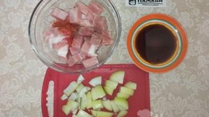 Свинина кусочками в соевом соусе с луком на сковороде