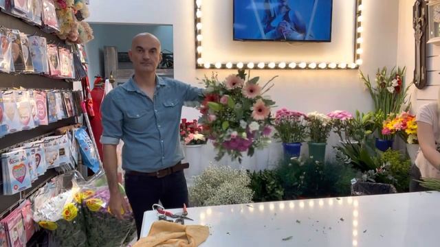 Урок по сборке и упаковке круглого букета по спирали ,осенний ,легкий и весёлый .флорист Артур смотреть онлайн