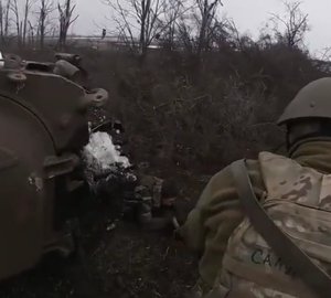 Показан более точный кадр возможного расстрела военного бойцами ВСУ | новости