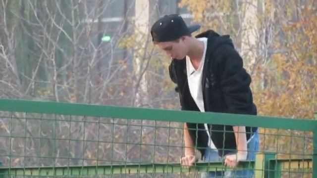 Замок на воротах, ребята на заборе. Парк спорта "Корабельный" 04.11.2013