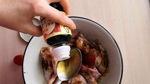 Аппетитные маринованные крылышки в духовке.