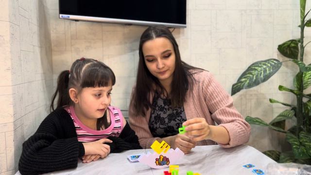 Настольная игра «Балансир». Башня тетрис. ВИКУЛЯ и мама играют в настольную игру.