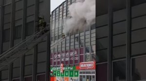 В Снежинске горит торговый центр