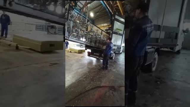 Выгрузка нефтяного оборудования.