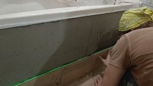 Монтаж экрана под ванну из плитки.Надёжный экран из газоблоков с самодельным люком под плитку.