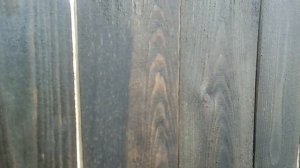 Покраска деревянного забора .