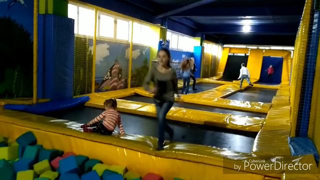 ПРЫГАЮ НА БАТУТАХ /СЛОМАЛА РУКУ 🌟 смотреть онлайн