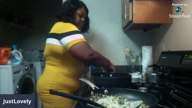 Pan Seared Salmon with Cheese Spinach Sauce. смотреть онлайн