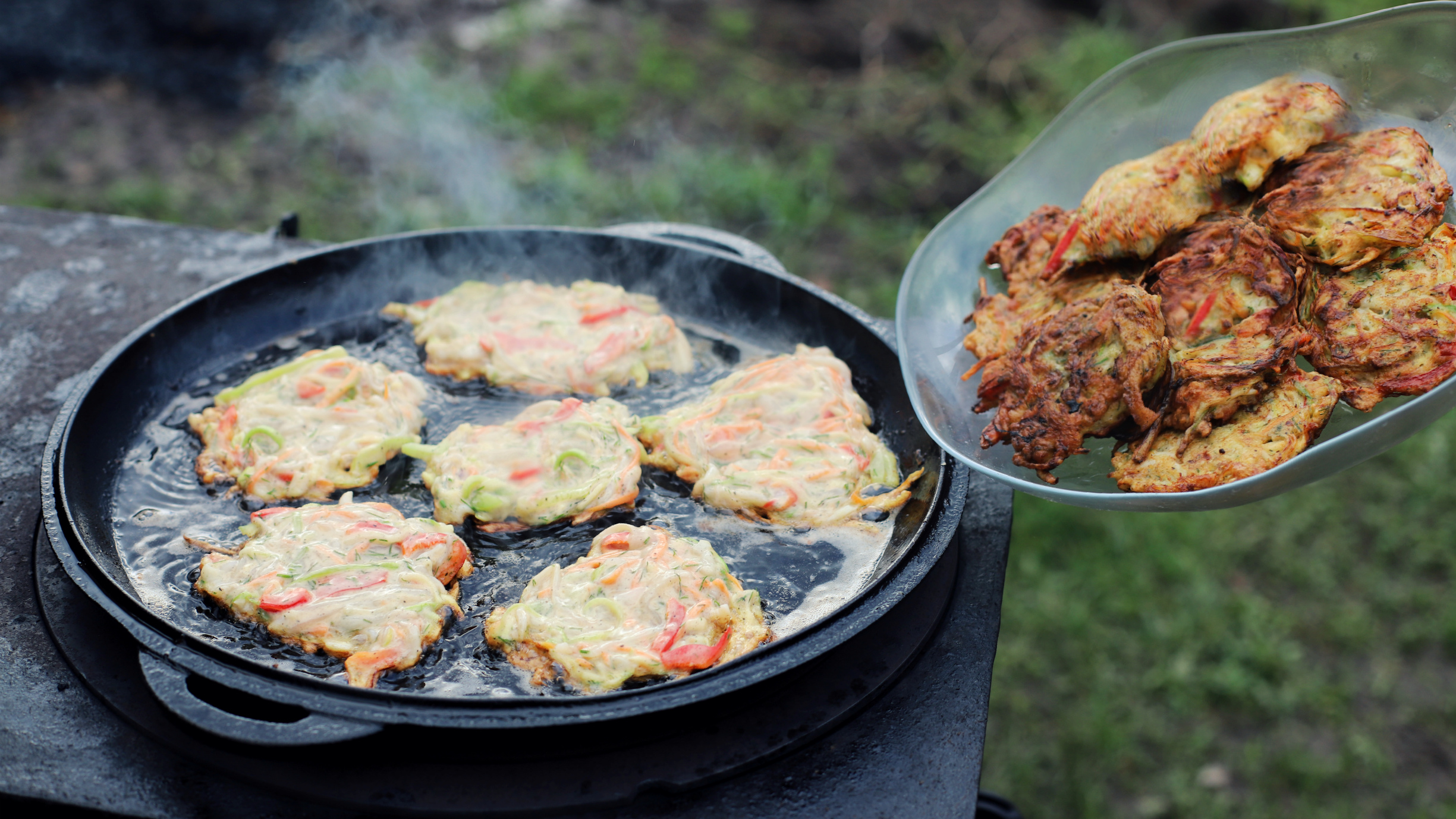 Ни рыба ни мясо. Котлеты с кальмарами в сковороде.