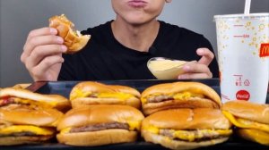 АСМР 10 ЧИЗБУРГЕРОВ, СЫРНЫЙ СОУС ИТИНГ (МУКБАНГ) ASMR 10 CHEESEBURGERS CHEESE SAUSE EATING (MUKBANG