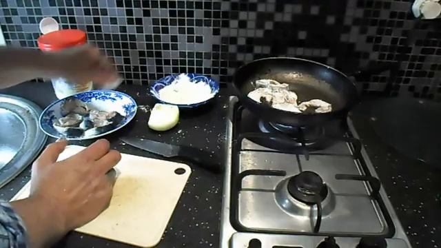 Как вкусно поджарить скумбрию с луком на сковороде смотреть онлайн