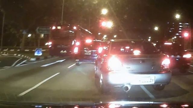 SDZ 9696Z and Toyota Wish almost cause accident at traffic light смотреть онлайн