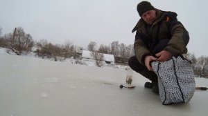 ПЕРВЫЙ ЛЁД , ОН ТРУДНЫЙ САМЫЙ . РЫБАЛКА НА РЕКЕ.