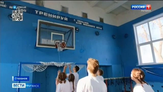 Школьники Стаханова изучают обновленный арсенал спортзала