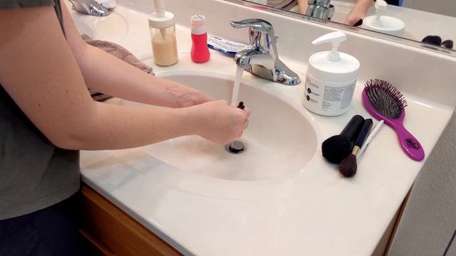 BATHROOM DEEP CLEAN AND DECLUTTER | Levoit Air Humidifier Unboxing and Review | Minimalist Family смотреть онлайн