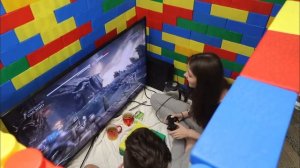 Эдисон и Катя играют в Мортал комбат