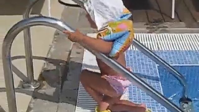 Девушки с детства учатся ходить красиво D смотреть онлайн