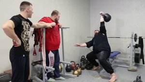 Алексей Кремнёв жим сидя гири 72 кг. на 3 раза