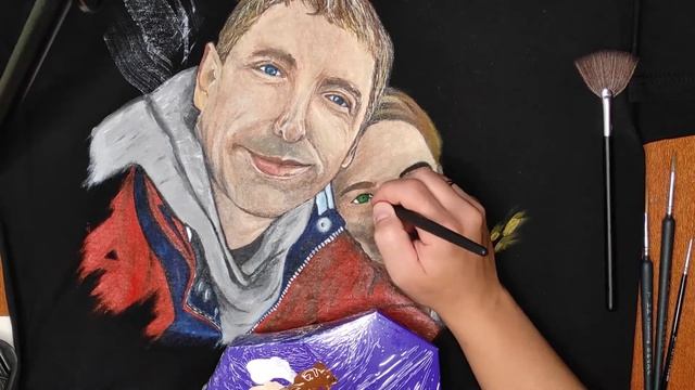 Портреты на футболке красками Decola. Кастомизация одежды. I draw a portrait on T-shirts. смотреть онлайн