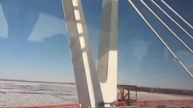 Российские туристы едут по мосту через Амур смотреть онлайн