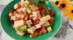 Салат из огурцов, помидоров, лука, колбасы и сыра