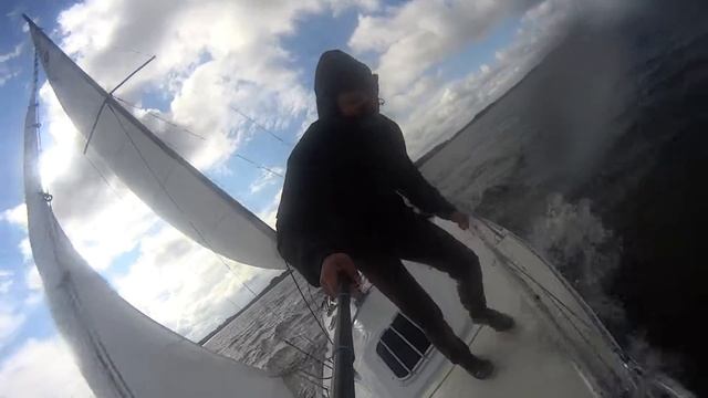 Московское море. Иваньковское водохранилище . Дубна. Крейсерская яхта т3. Ветер 10 м/с. смотреть онлайн