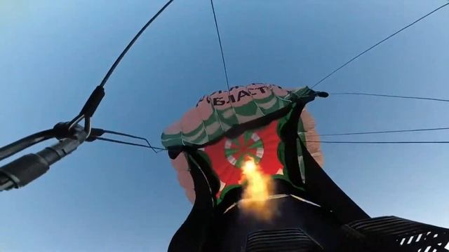 Наполнение шара горячим воздухом. [Видео с бортовой камеры корзины аэростата]