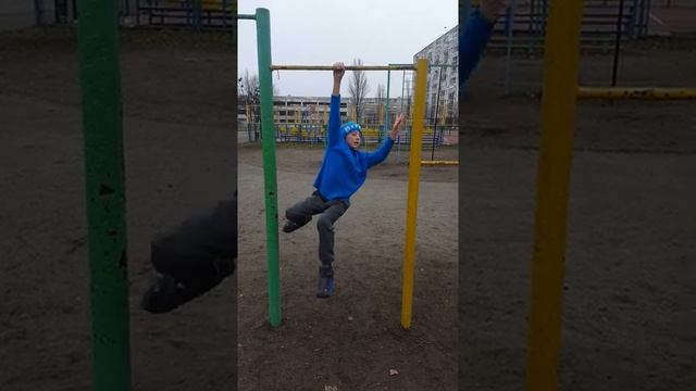 Юный рекордсмен Андрей 13 лет Подтягивание на одной руке без перехвата 18 раз. смотреть онлайн