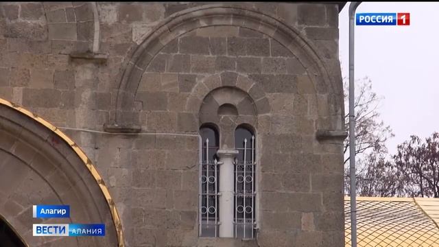 На колокольню Вознесенского собора в Алагире установили новые купола. смотреть онлайн