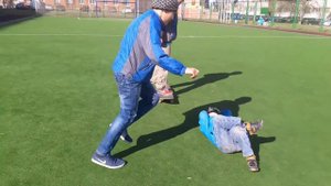 Издеваются над ребёнком.