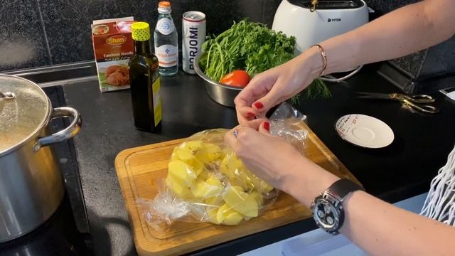КАК СДЕЛАТЬ ЭТО. Как сделать картошку в рукаве в духовке. Как запечь картофель в рукаве. Ужин быстр смотреть онлайн