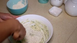 Нежные оладьи с сыром и зеленью на завтрак.