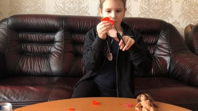 Как сделать с шарика шорты и купальник для куклы