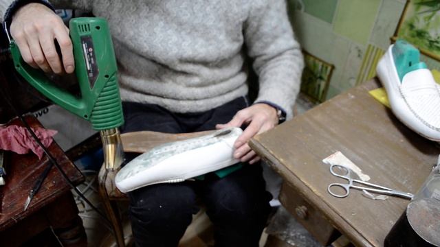 Обувь ручной работы. Мокасины. Приклеиваем подошву. Особенности. смотреть онлайн