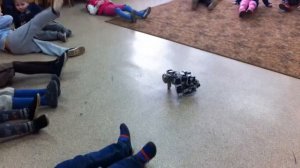 Робот проводит зарядку