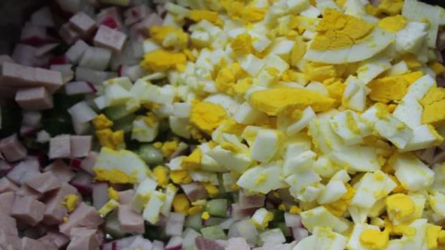 Мясная окрошка с редисом на минеральной воде