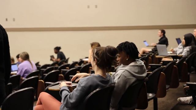 ASKING RANDOM GIRLS TO BE MY VALENTINE DURING COLLEGE LECTURES! смотреть онлайн