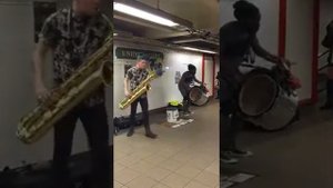 Уличный музыкант играет в метро