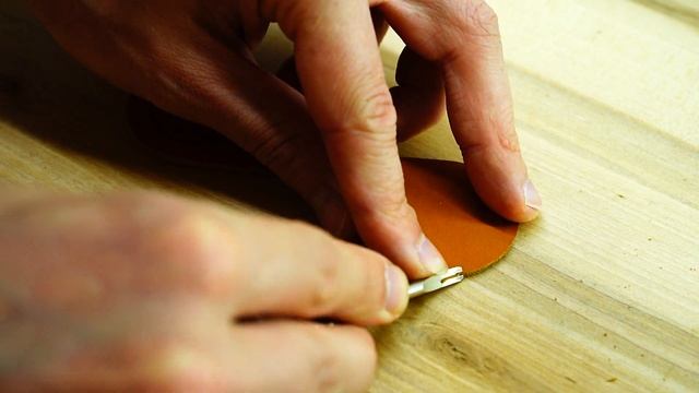 Брелок на ключи авто из натуральной кожи своими руками / Keychain for car keys made of leather DIY смотреть онлайн