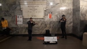 Вивальди на скрипках в метро
